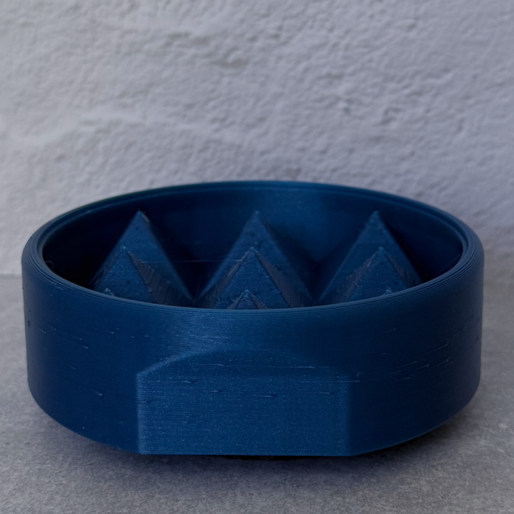An exclusive alignment feature is seamlessly integrated into the outer wall, providing a dedicated reference point for a compass or smartphone compass app. It allows the piece to be oriented toward Geographic North, inspired by the directional alignment of the Great Pyramid of Giza.